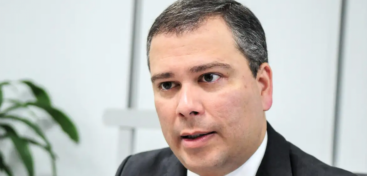 Juiz do STF analisa processo de prisão de ex-presidente do Banco de Brasília.