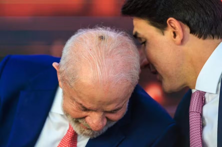 Lula dá entrada em hospital para fazer cauterização na cabeça e infiltração por causa de tendinite na mão