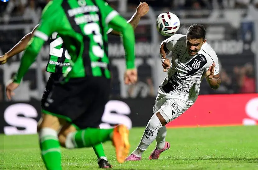 Equipe da Ponte Preta celebra vitória em jogo contra o América-MG.