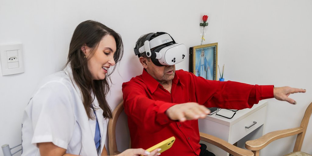 Óculos de realidade virtual se torna ferramenta para auxiliar na saúde mental de idosos em lar de Caxias
