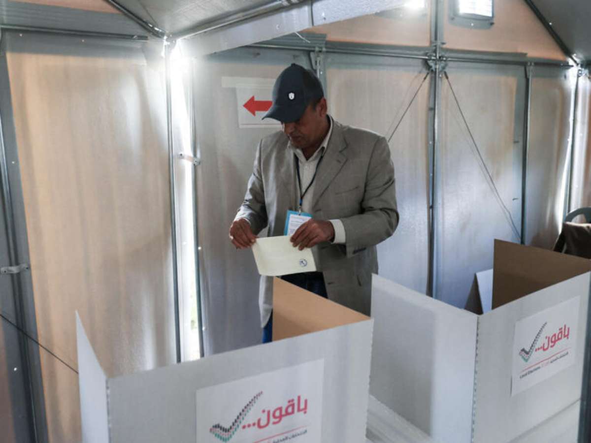 Com opções restritas, palestinos votam nas primeiras eleições desde o início da guerra