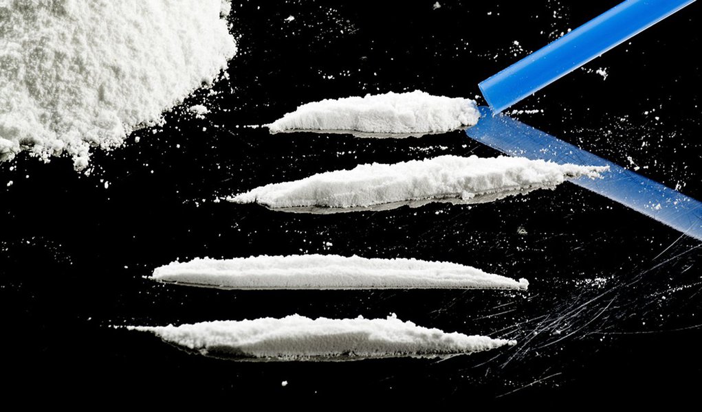 Salmones nadando em águas turvas com resíduos de cocaína.