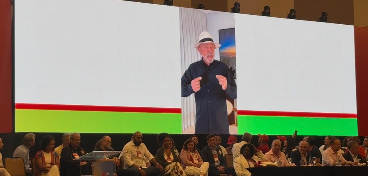 Lula fala em congresso do PT, pedindo realismo e reflexão.
