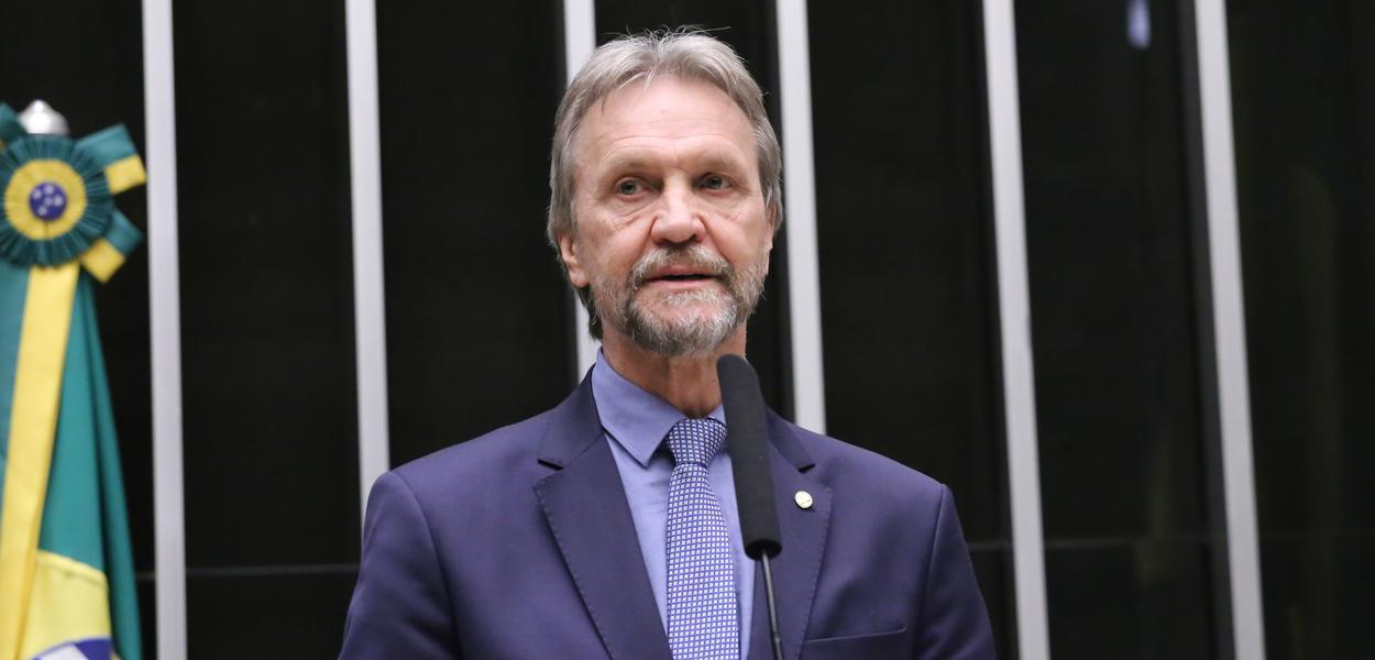 Políticos do PT se reúnem em torno de uma mesa, com expressões de descontentamento.