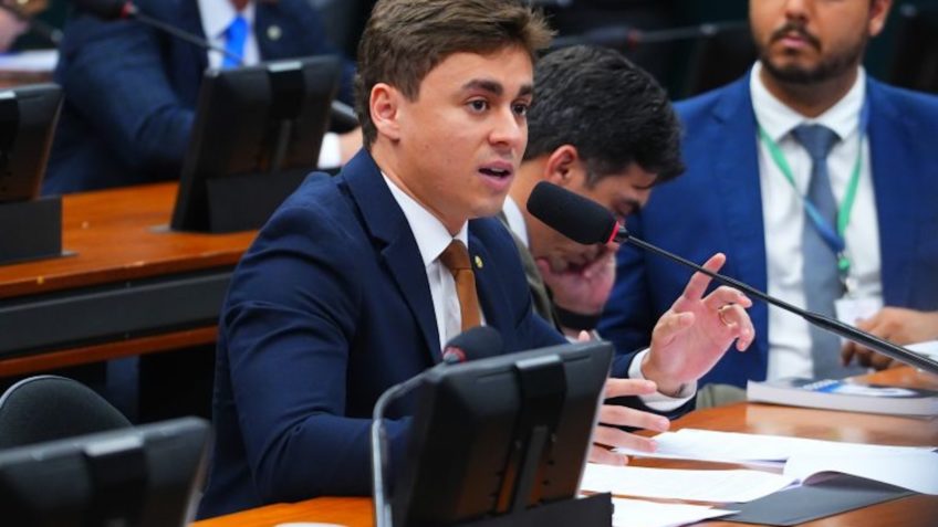 Político Nikolas critica Jair Renan, presidente, em entrevista jornalística.