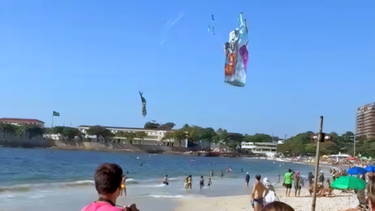Balão cai em Copacabana e assusta banhistas no Posto 5