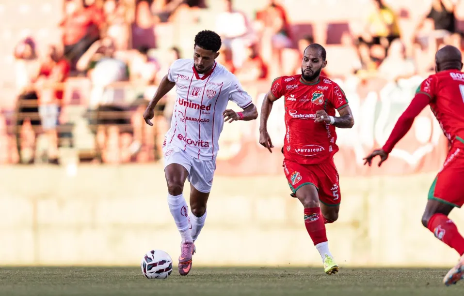 Jogo de futebol entre Velo Clube e Noroeste termina em 1 x 0.