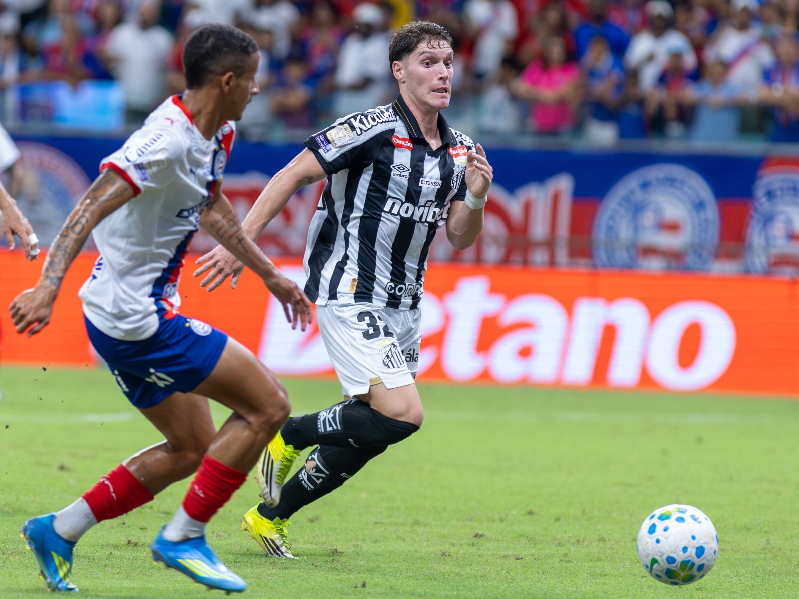 Com 11 e dois pênaltis, Santos cede empate à luta do Bahia