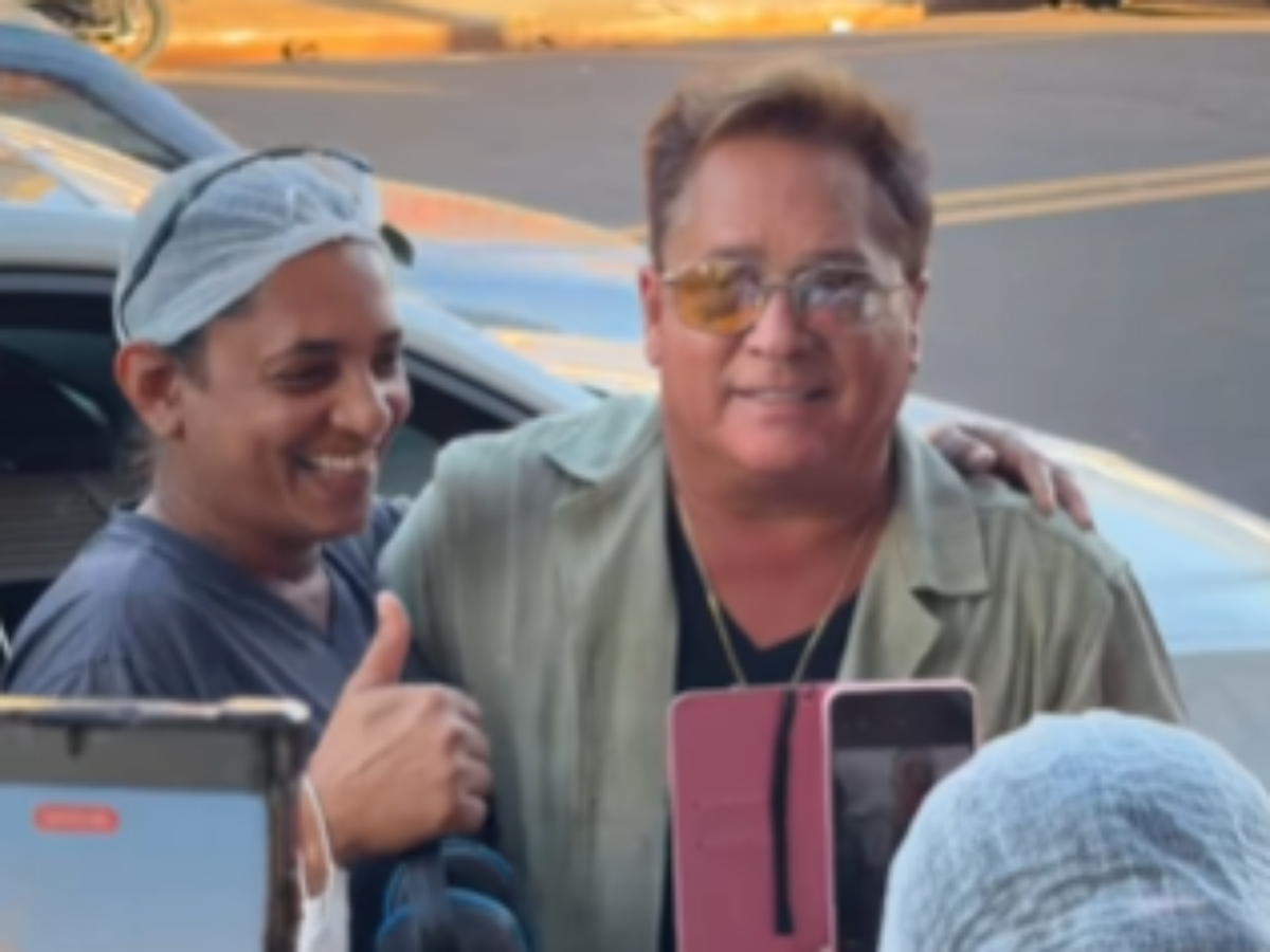 Mesmo com o olho roxo, Leonardo dá show de simpatia e atende dezenas de fãs em MG