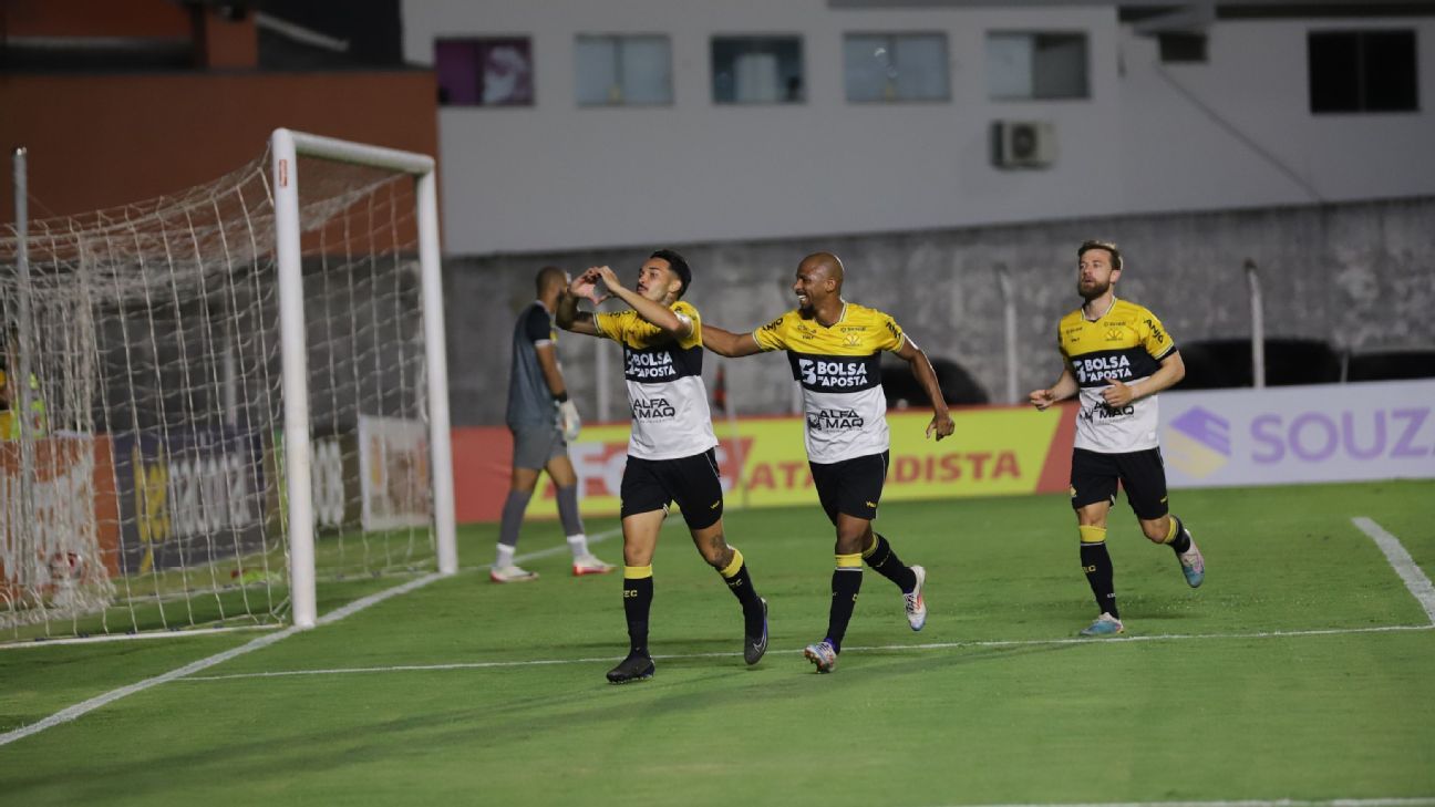 Ex-motoboy e servente chegou a fazer 4 jogos por fim de semana na várzea para sustentar família; hoje, brilha na Série B e busca acesso