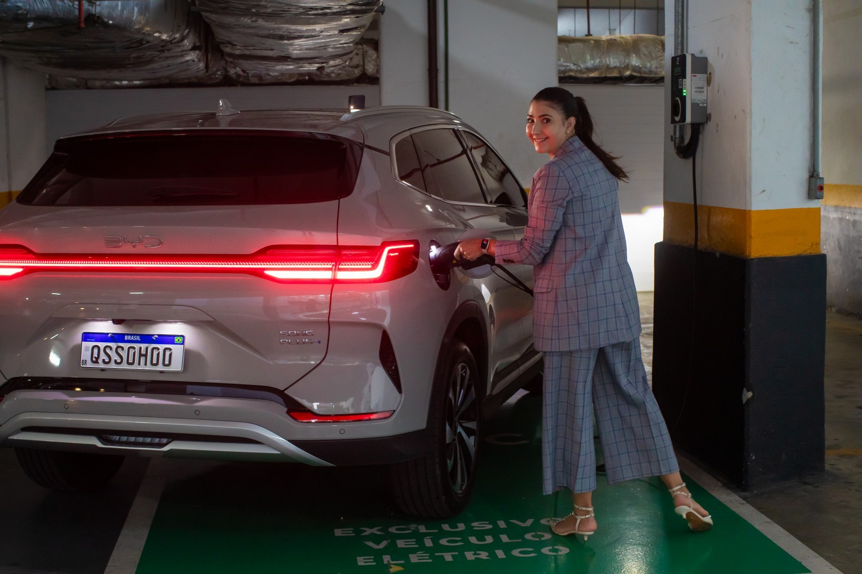 Frota de carro elétrico aumenta 90% no país, mas onde estão os postos de carregamento?