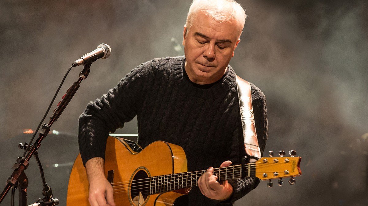 Artista Nei Lisboa se apresenta ao vivo no BarraShoppingSul em domingo.