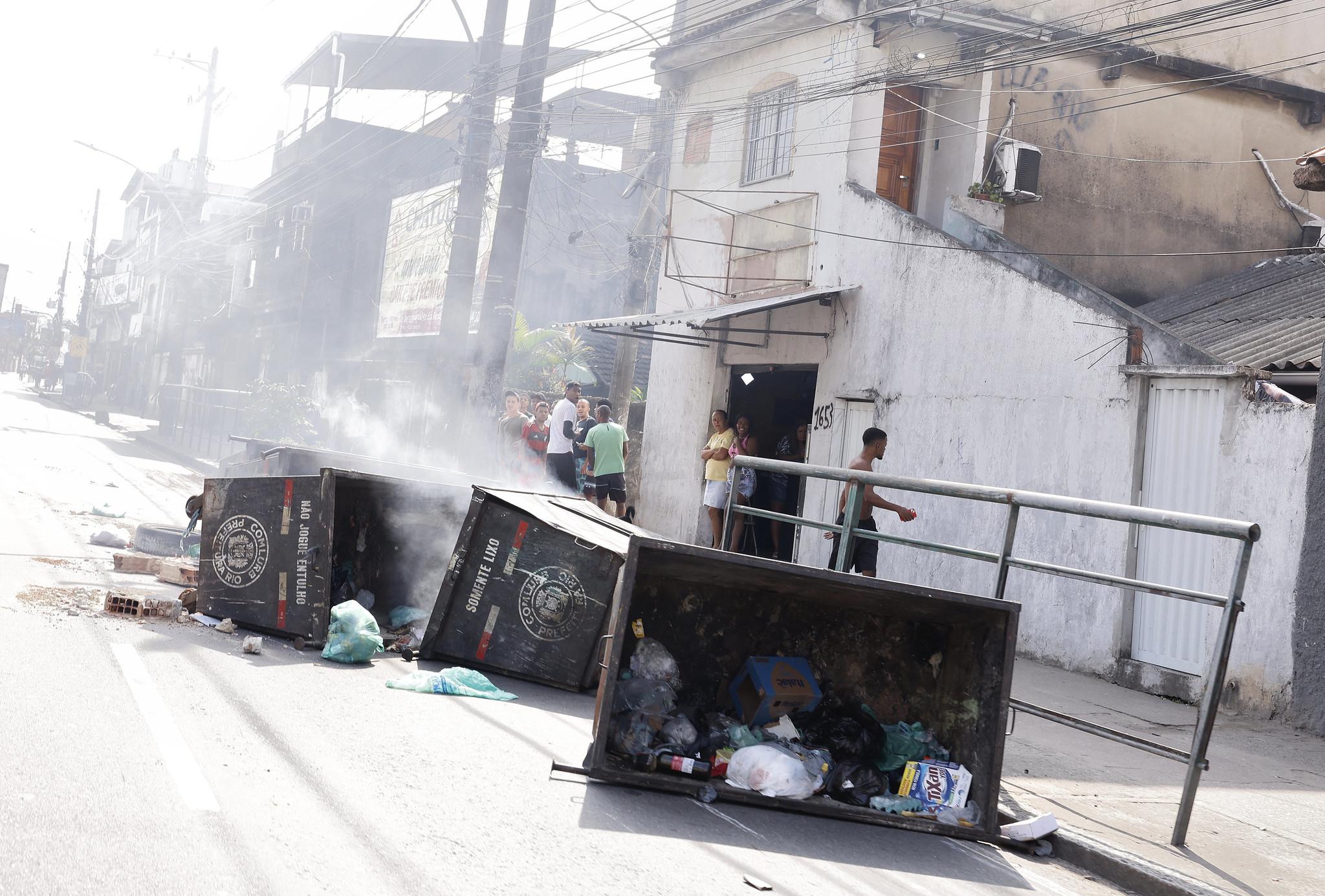 Políticos se reúnem em encontro, esquecendo violência e conflitos no Brasil.