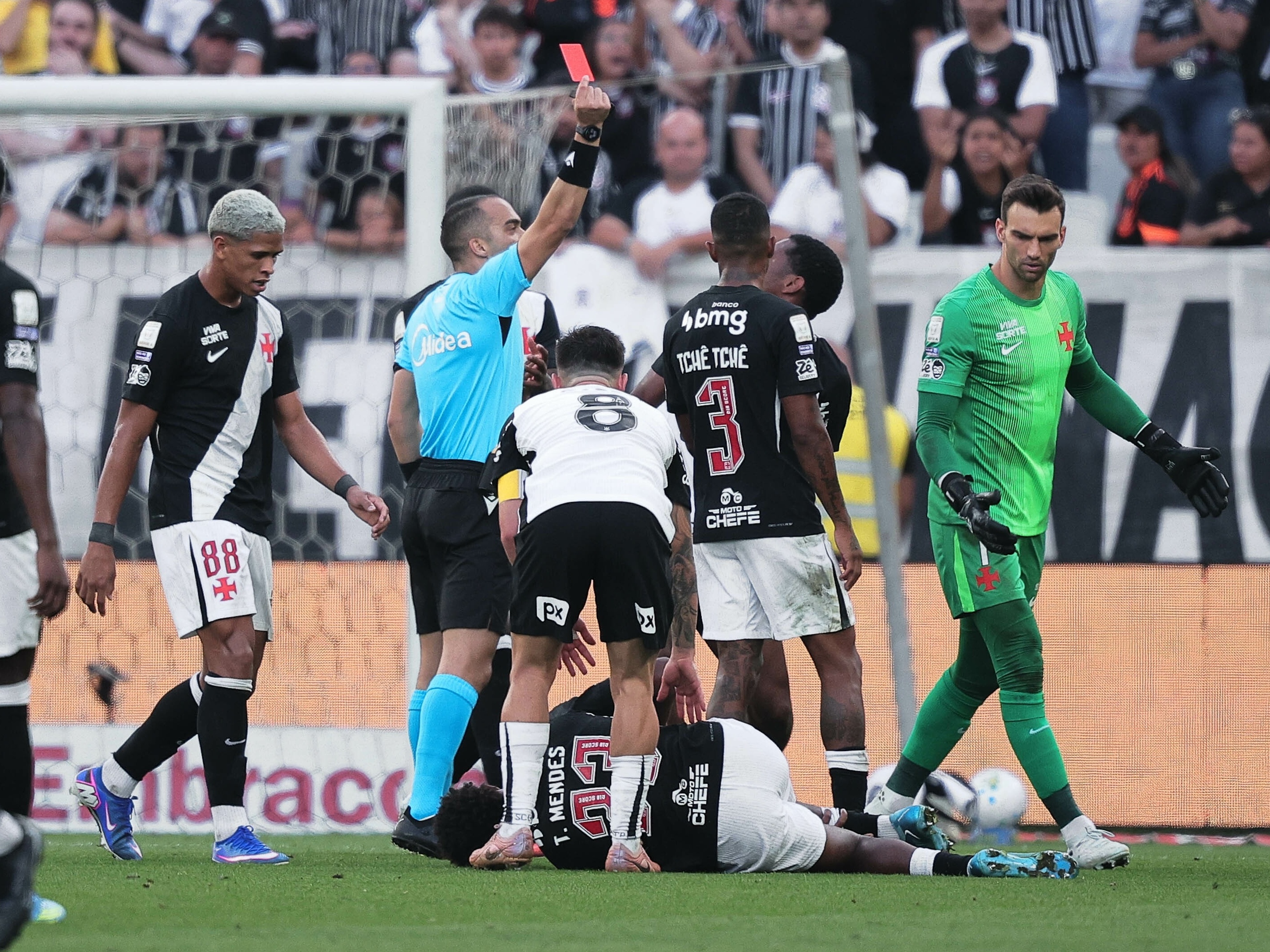 Corinthians abraça André e descarta multa após nova expulsão