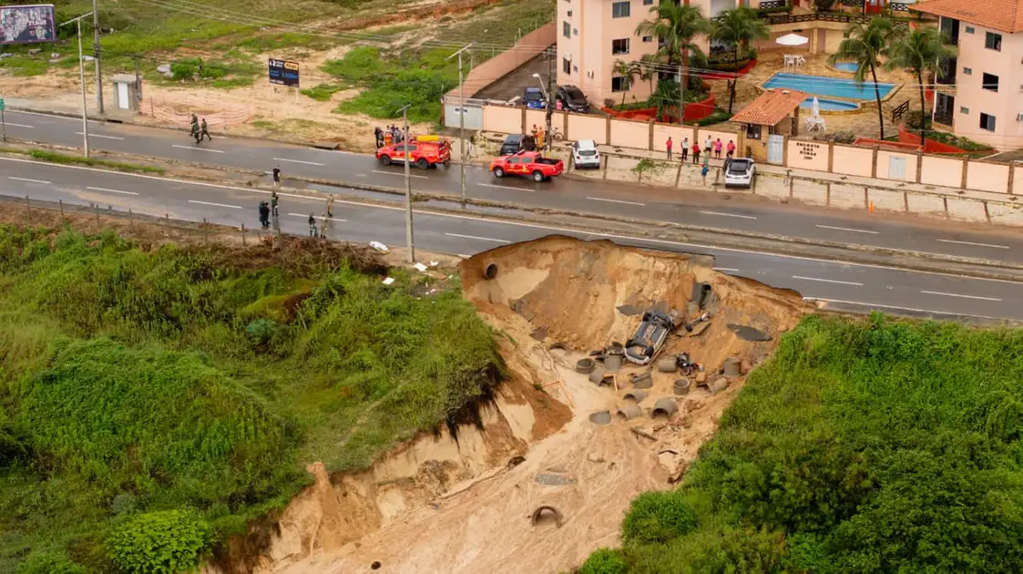 Carro capotado em Aquiraz, Ceará, com vítimas no local.