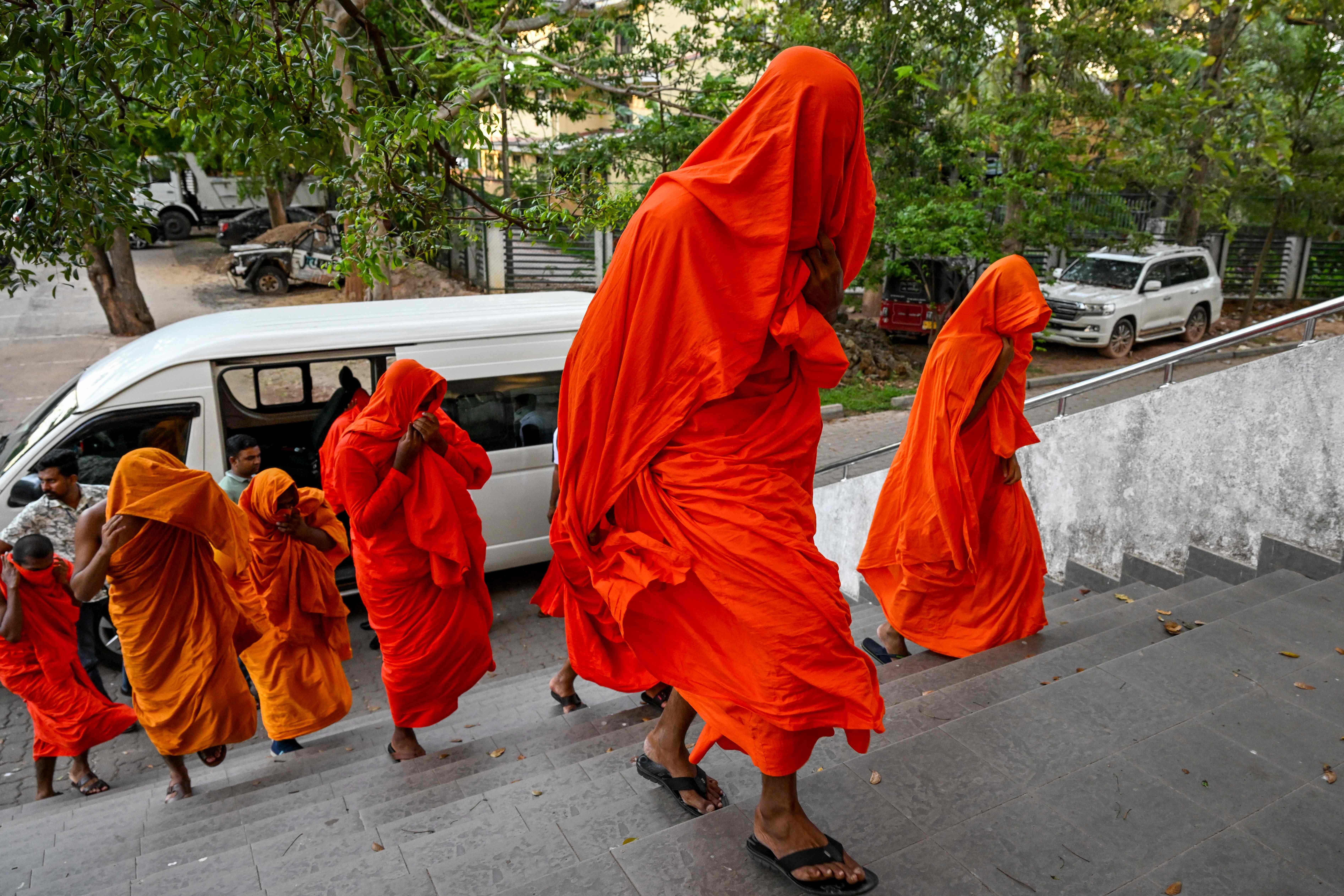 Grupo de 22 monges budistas é preso em aeroporto do Sri Lanka com carga recorde de maconha; entenda