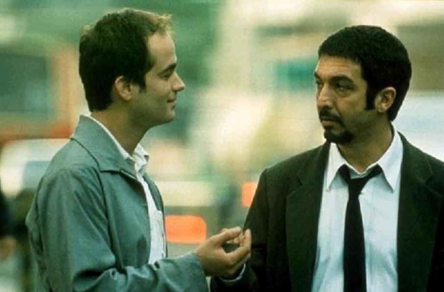 Ator de "Casa de Papel" em cena de notícia sobre o retorno da série "Nove Rainhas" com Ricardo Darín.