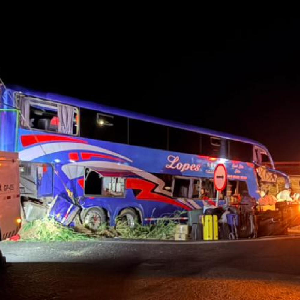 Ônibus que bateu em carreta levava fiéis em excursão religiosa