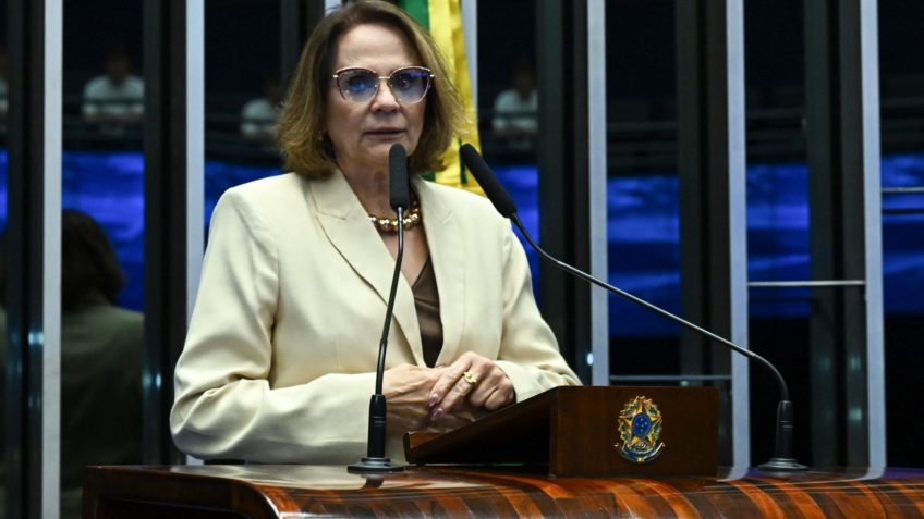 Ministra Damares em reunião com deputados, com expressão séria e gestos decididos.