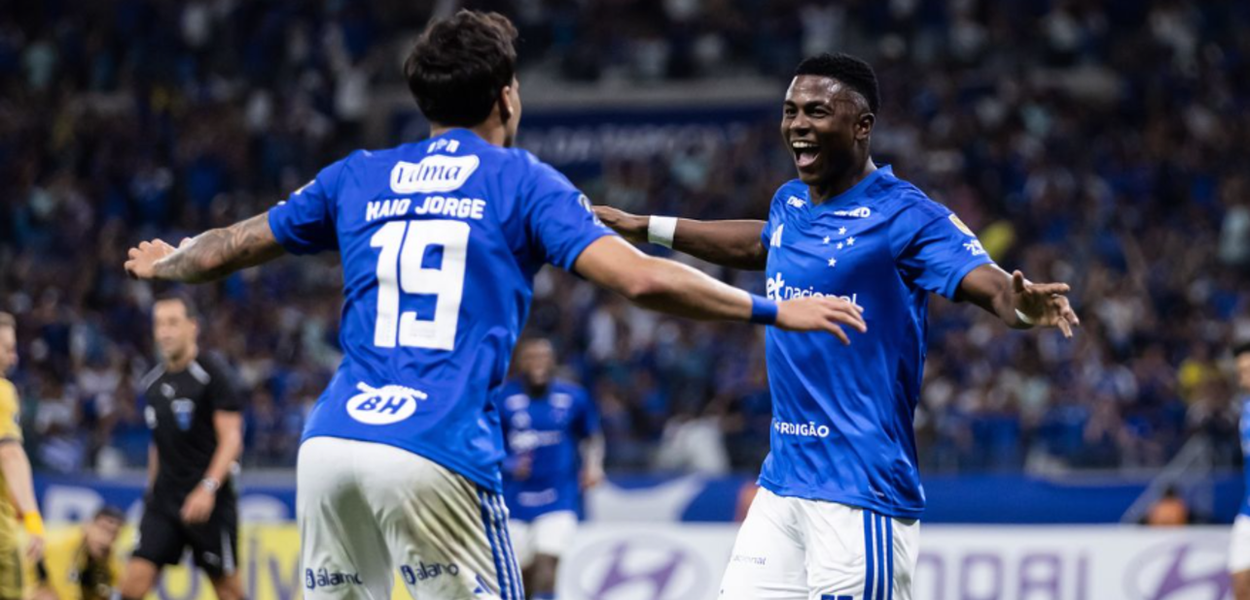 Equipe de futebol Cruzeiro celebra vitória sobre Boca Juniors em jogo da Copa Libertadores.