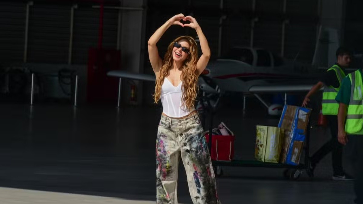 Shakira chega ao Rio para show histórico na Praia de Copacabana