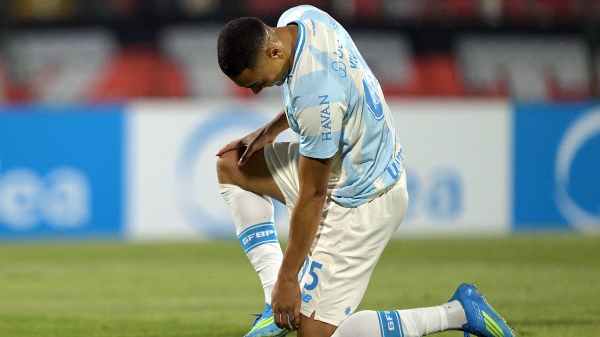 “A gente fica frustrado”, lamenta Carlos Vinícius pelos três pênaltis perdidos no empate do Grêmio com o Palestino