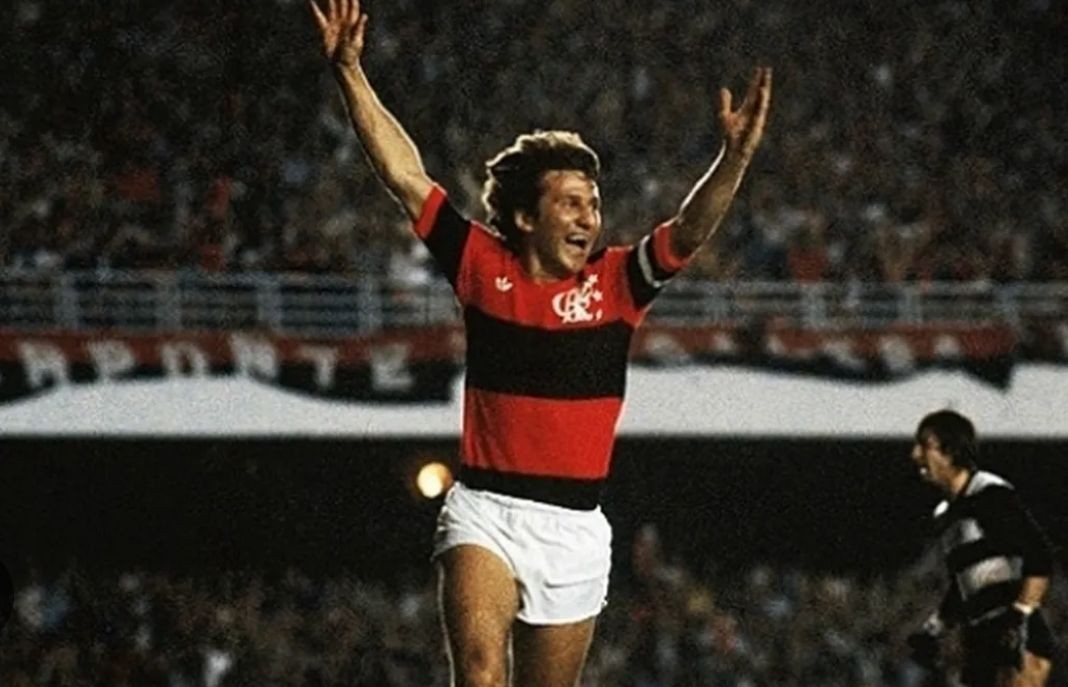 Zico, maior ídolo do Flamengo, sorri para a torcida arco-íris.