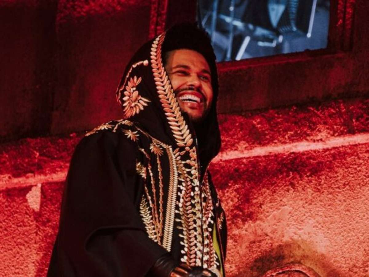 O Rei do R&B, The Weeknd, em destaque em notícia jornalística sobre sua carreira de sucesso.