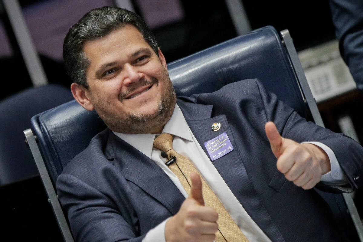 Alcolumbre negociou com direita reeleição para comando do Senado