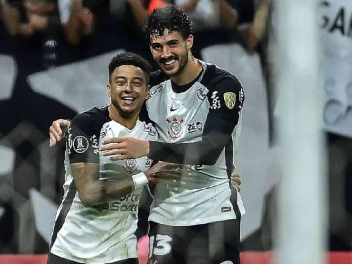 Com direito a olé, Corinthians vence Peñarol e segue 100% na Libertadores