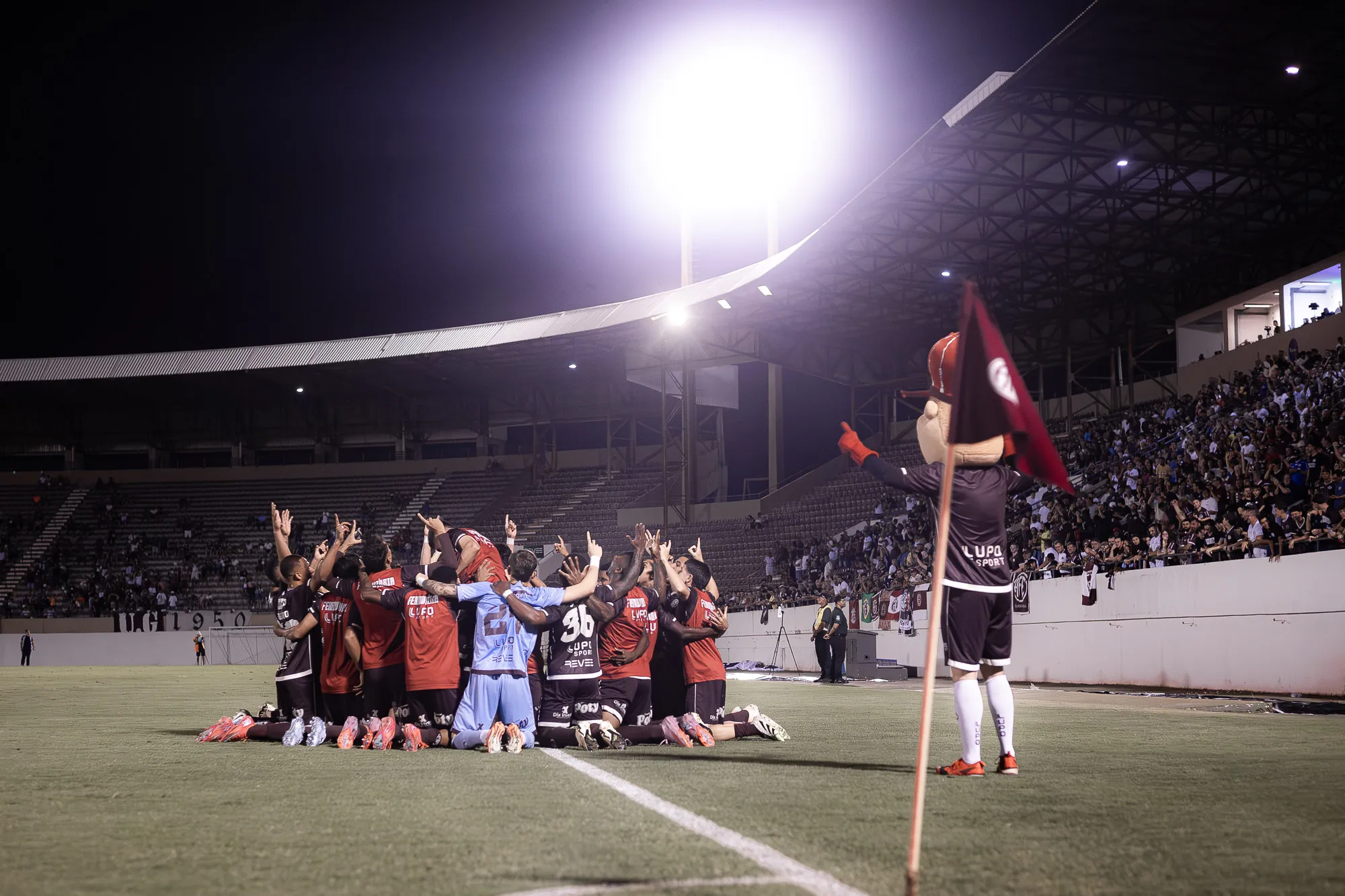 Locomotiva de ferroviária em ação emocionante em jogo de futebol.