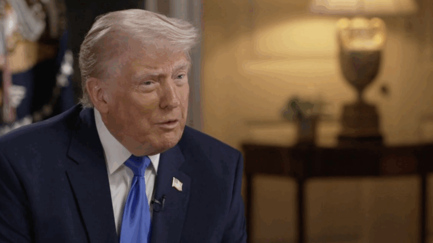 Donald Trump ri ao tocar as orelhas do diretor da NASA em reunião na Casa Branca.