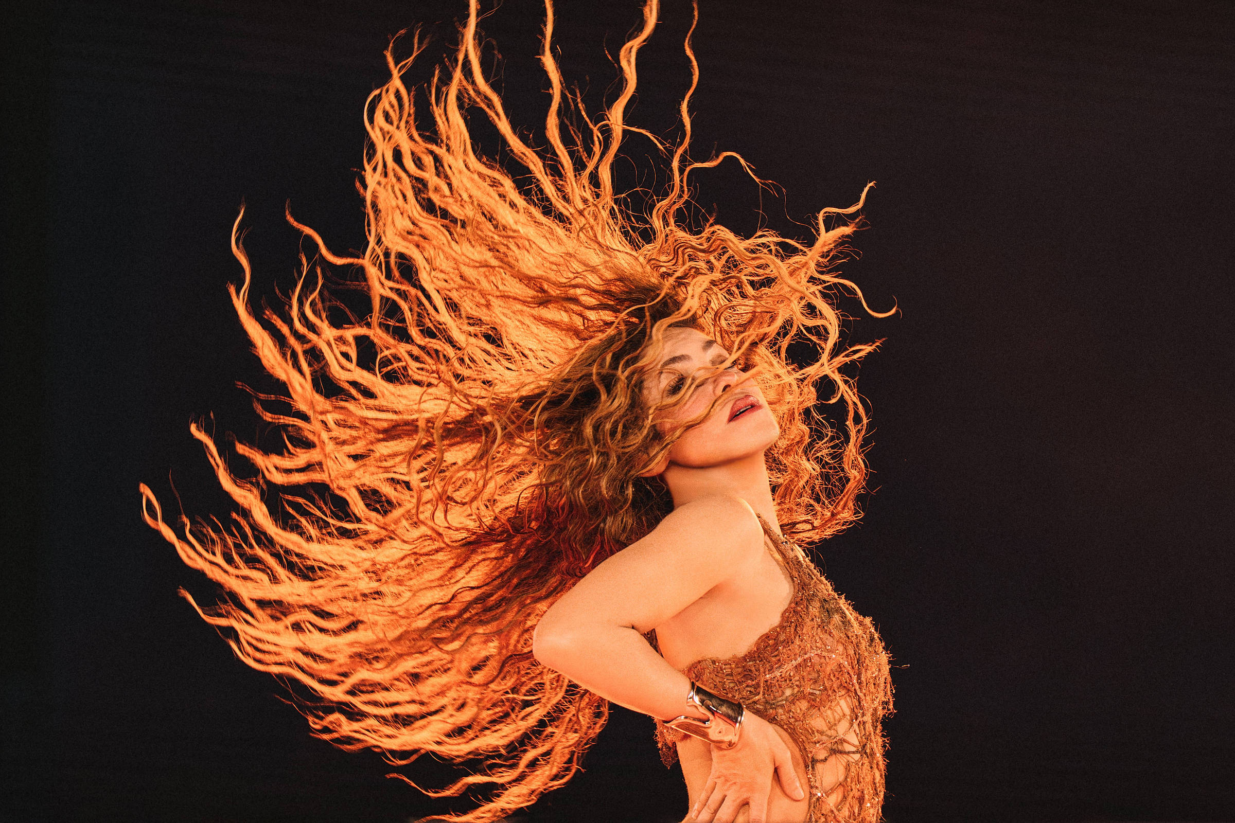 Shakira, cantora colombiana, desembarca no Brasil para uma apresentação ao vivo, destacando-se da cena musical latina contemporânea.