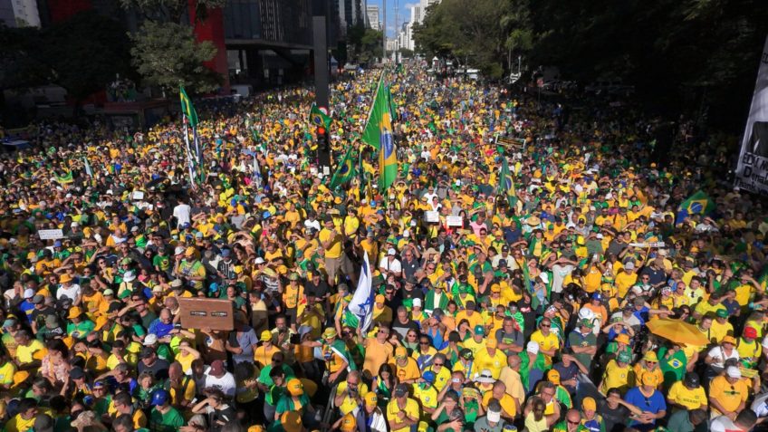 Manifestantes esquerdistas frustrados pela reserva da Avenida Paulista para o 1º de Maio.