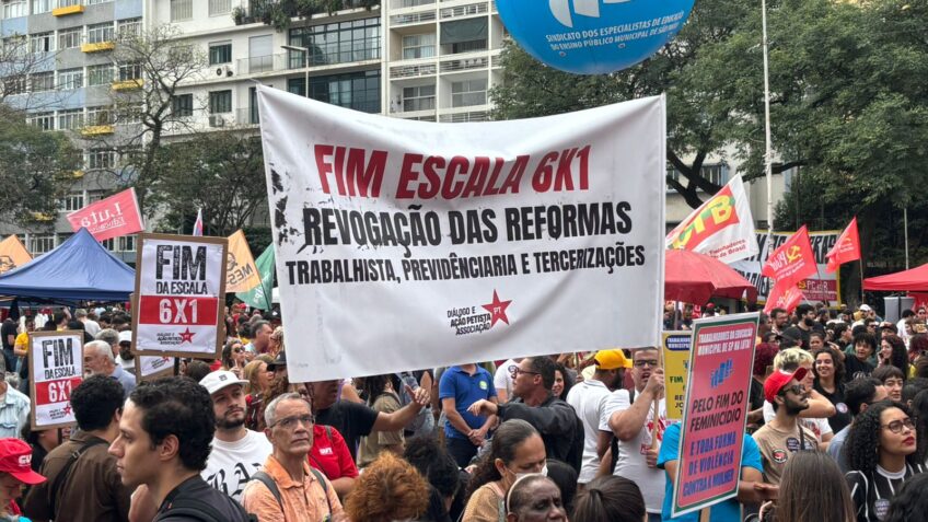 Multidão reúne em São Paulo, centro movimentado com 300 pessoas.