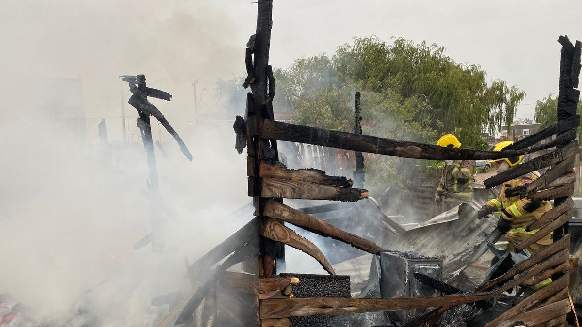 Raio causa incêndio em residência em Rio Grande