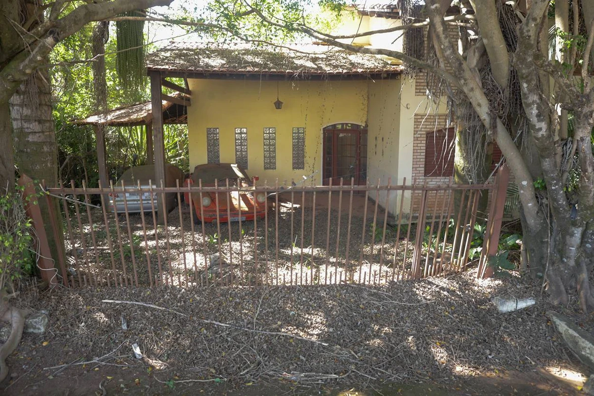 Sombria e abandonada há 10 anos: mansão no Park Way vai a leilão por dívidas