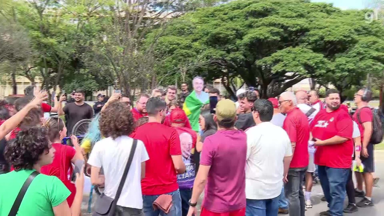 Ato do Dia do Trabalho em Brasília tem briga por boneco de Bolsonaro