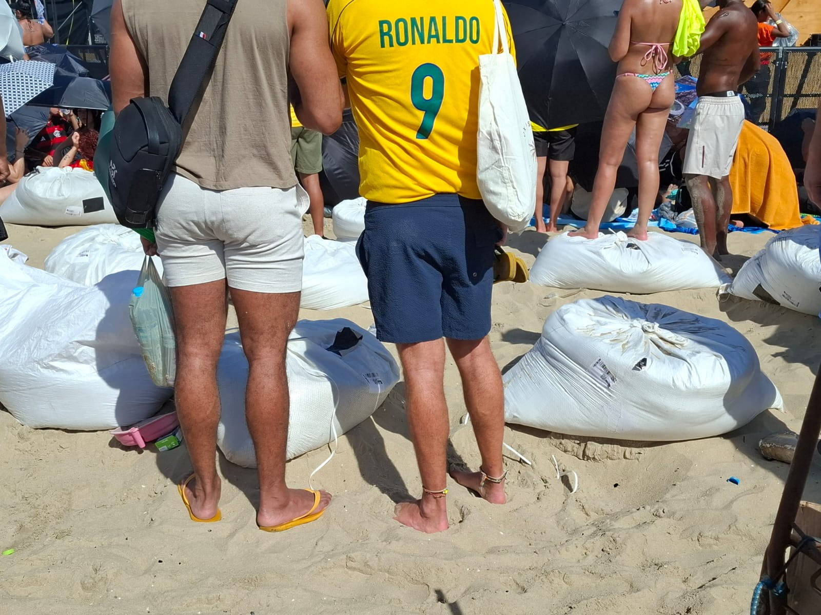 Sacos de areia viram 'camarotes' improvisados para o show da Shakira