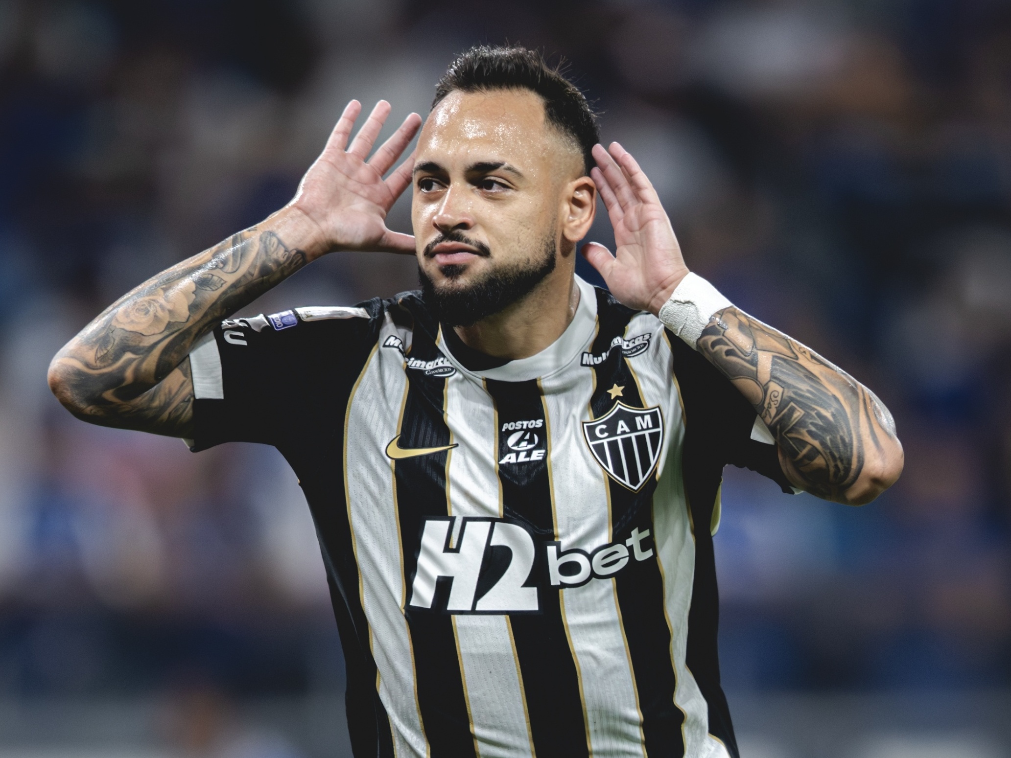 Atlético-MG domina e vence Cruzeiro em clássico brigado com três expulsões