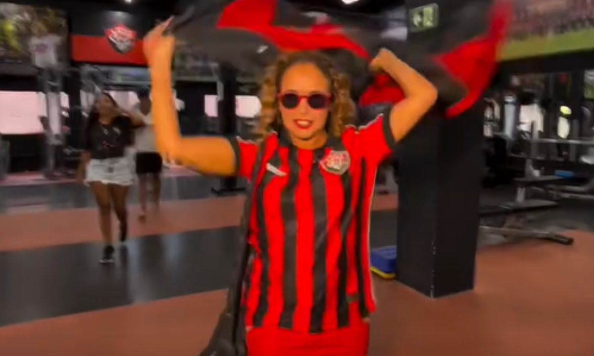 Daniela Mercury aparece no estádio do Vitória, alfinetando a equipe adversária Bahia durante jogo de futebol.
