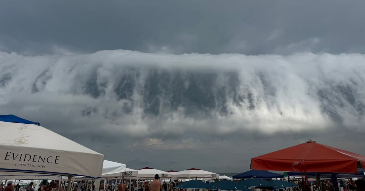 Nuvem prateleira impressiona turistas em praia do litoral norte de São Paulo.