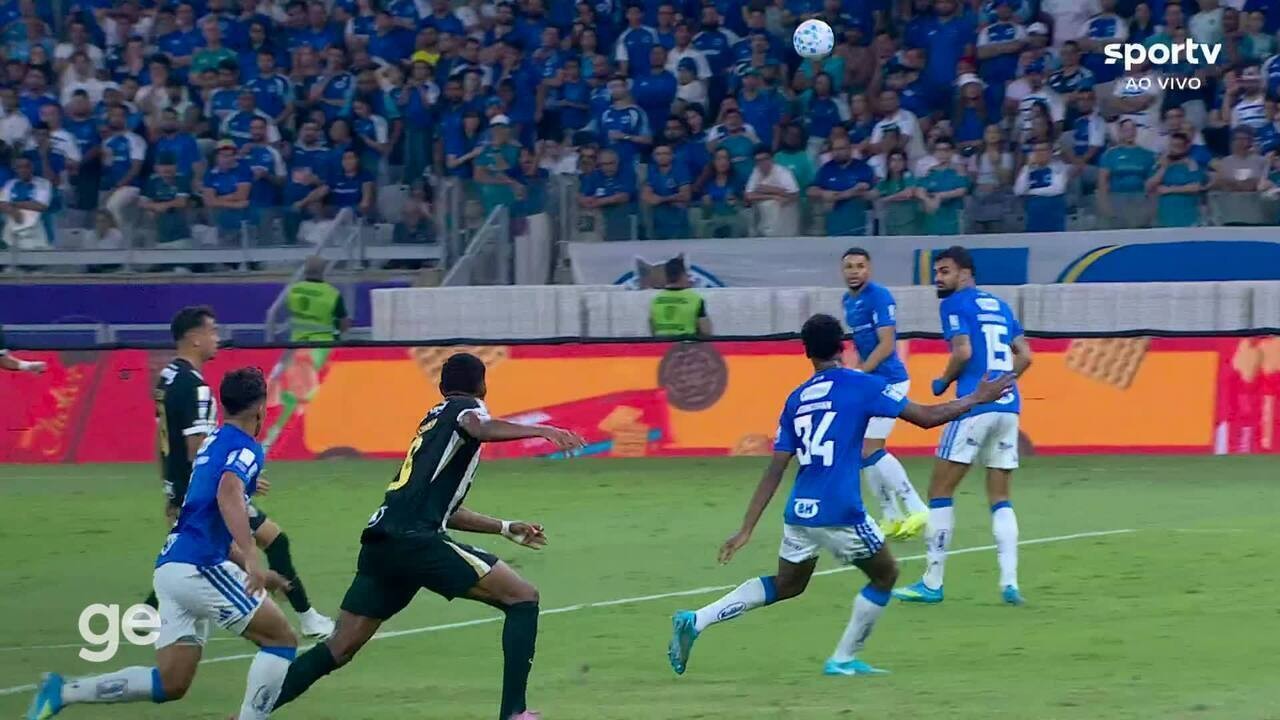 Mascote barrado e torcida 