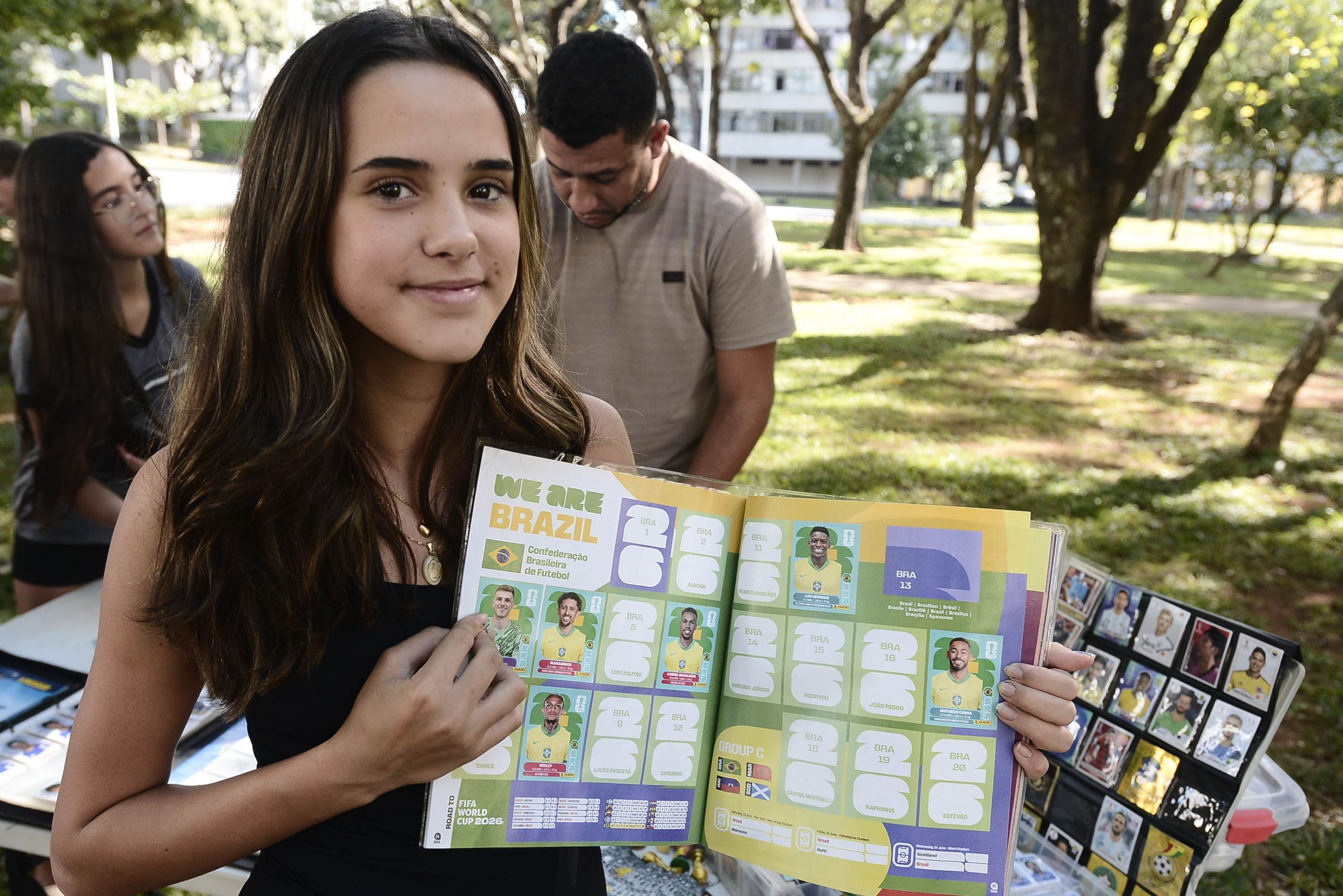 Febre pelas figurinhas da Copa conquista fãs de todas as idades