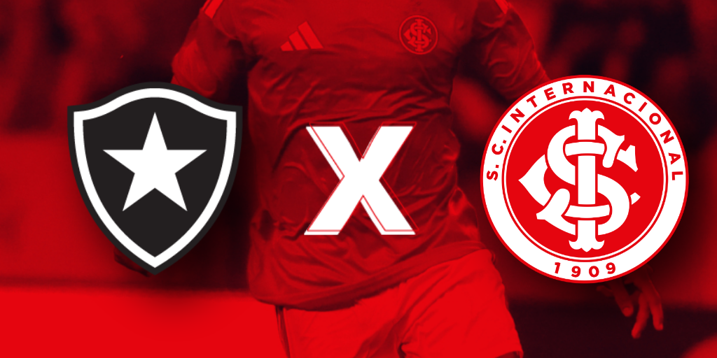 Jornalista sentado à mesa, com um mapa do Brasil e uma tabela de jogos ao fundo, mostrando a partida entre Botafogo e Inter.