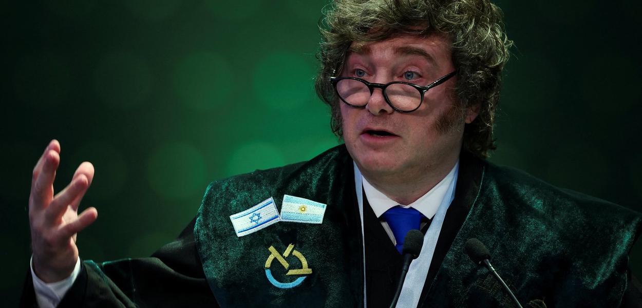 Milei acusado de financiar rede de fake news contra Sheinbaum e Petro em notícia jornalística.