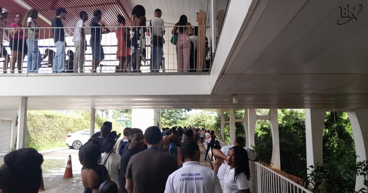 Eleitores lotam sede do TRE-BA na véspera do prazo para regularização de título em Salvador