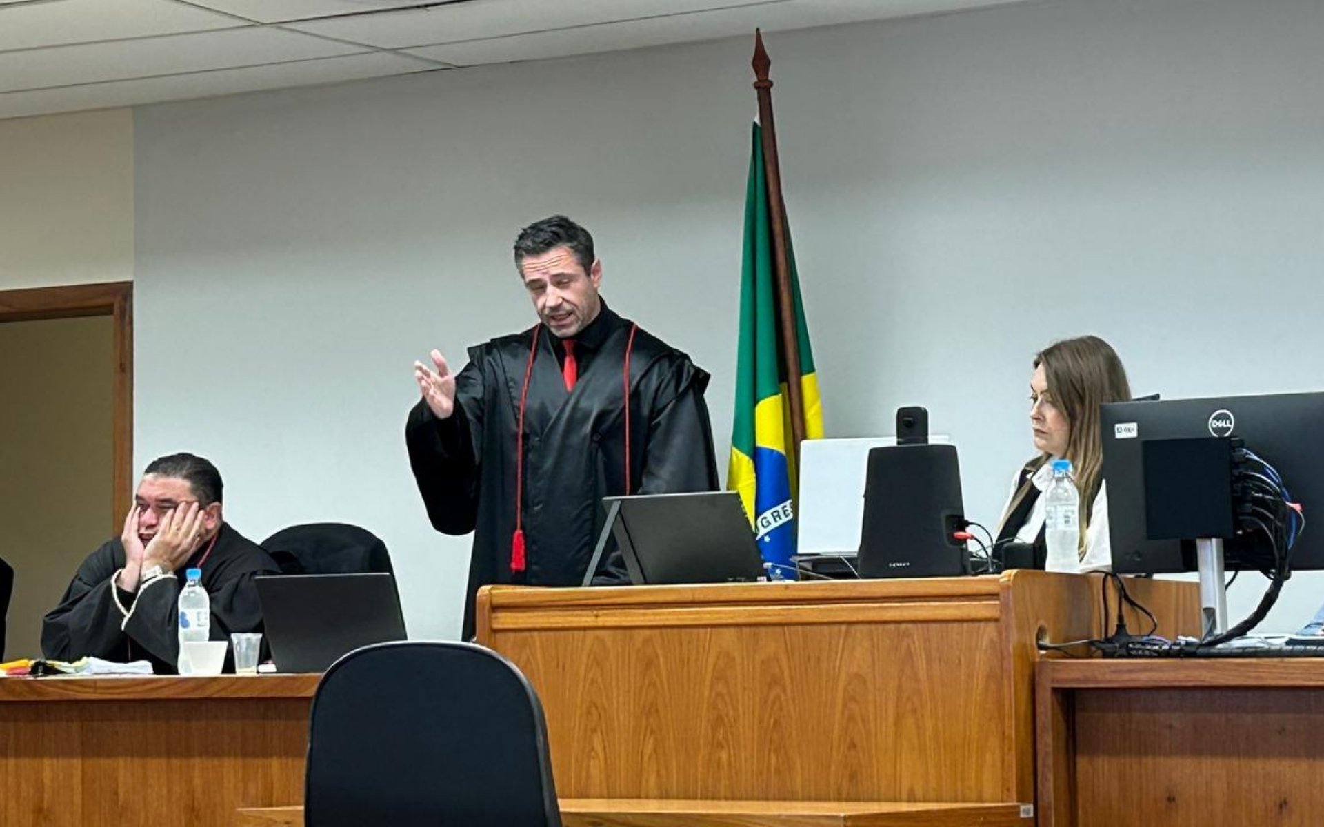 Mulher chora ao depor sobre suposta ameaça de vizinha em julgamento do caso Ruschel.