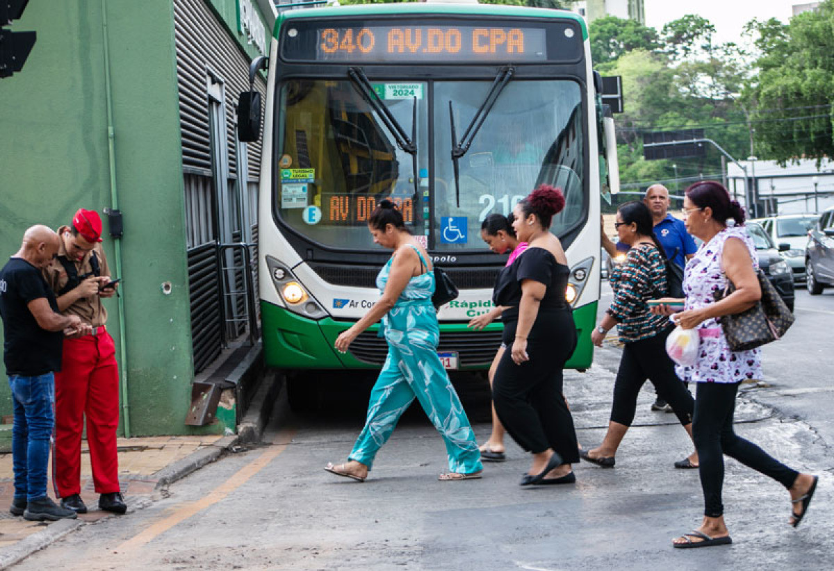 Mulheres e homens embarcam em ônibus de Cuiabá, cidade que poderia economizar R$ 204,2 milhões com gratuidade nos veículos.