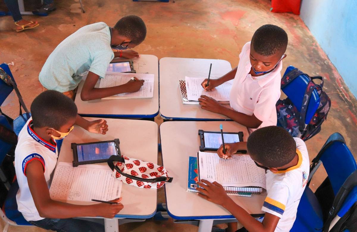 Brasil chega a 72% de escolas com conectivade adequada